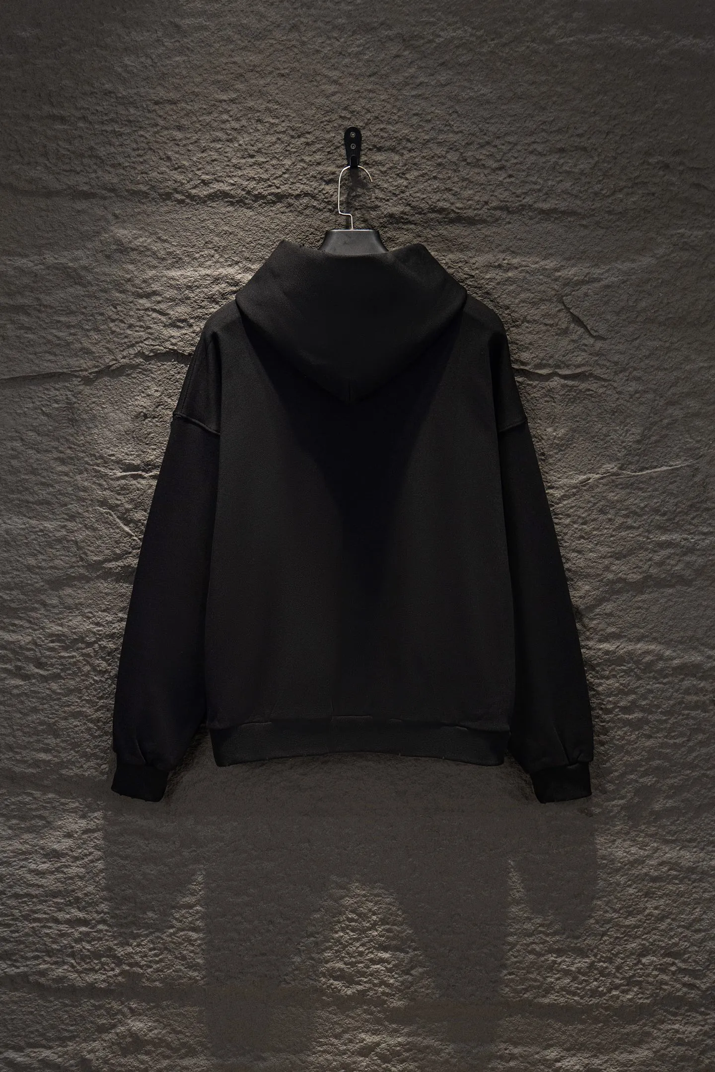 Style number: 5321#p154 🆕 BALENCIAGA 26SS Balenciaga printed distressed hooded sweatshirt. The os version is really charming. Balenciaga is also really unique. Each new season has the best version. It is very practical and can be worn casually. Nice✔️ - ⚠️100% cotton. Made of 460g pure cotton reactive black fabric. Made of imported knitting needle carded cotton, the thickness is moderate, drapey and contoured, making the upper body comfortable! ! It is very tolerant to fat body types and can instantly lose five pounds after wearing it! The back panel and front panel are made of direct-injection digital printing environmentally friendly glue material, using a mechanized printing process. Mechanical printing has high precision, the positioning accuracy can reach ±0.02mm, and the quality stability is strong. The body is treated with distressed elements, which greatly increases the interest of the clothing; it has a unique visual effect. The fabric is made of custom-woven and dyed reactive black. The dye is skin-friendly, soft and comfortable. It is different from the environmentally friendly black on the market. It is high-cost and does not increase the price. In the past two years, the oversize version has become the focus of the trend and has been a popular staple in the past two years. The change of designers has made this brand an instant hit. The progressive fashion of the times also needs the blood impact of fresh elements and trendy designs in order to continue its glory! It’s stylish both inside and outside, a must-have for high street travel! An absolute "eye-catching style" that can match couples 💏 Color: Reactive Black Size: XS S M L